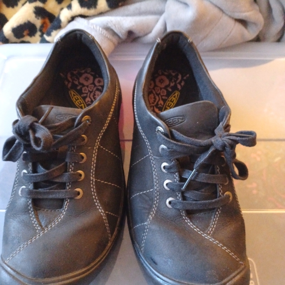 KEENS BLACK SHOES SIZE 11